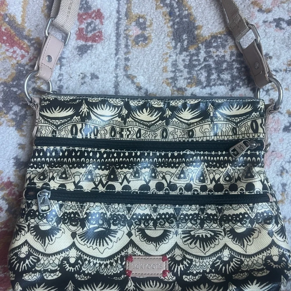 Sakroots Black and Cream Scallop Motif Crossbody Bag